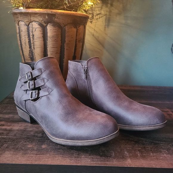 London Fog Tommy Faux Leather Bootie Size 10 - Picture 1 of 9